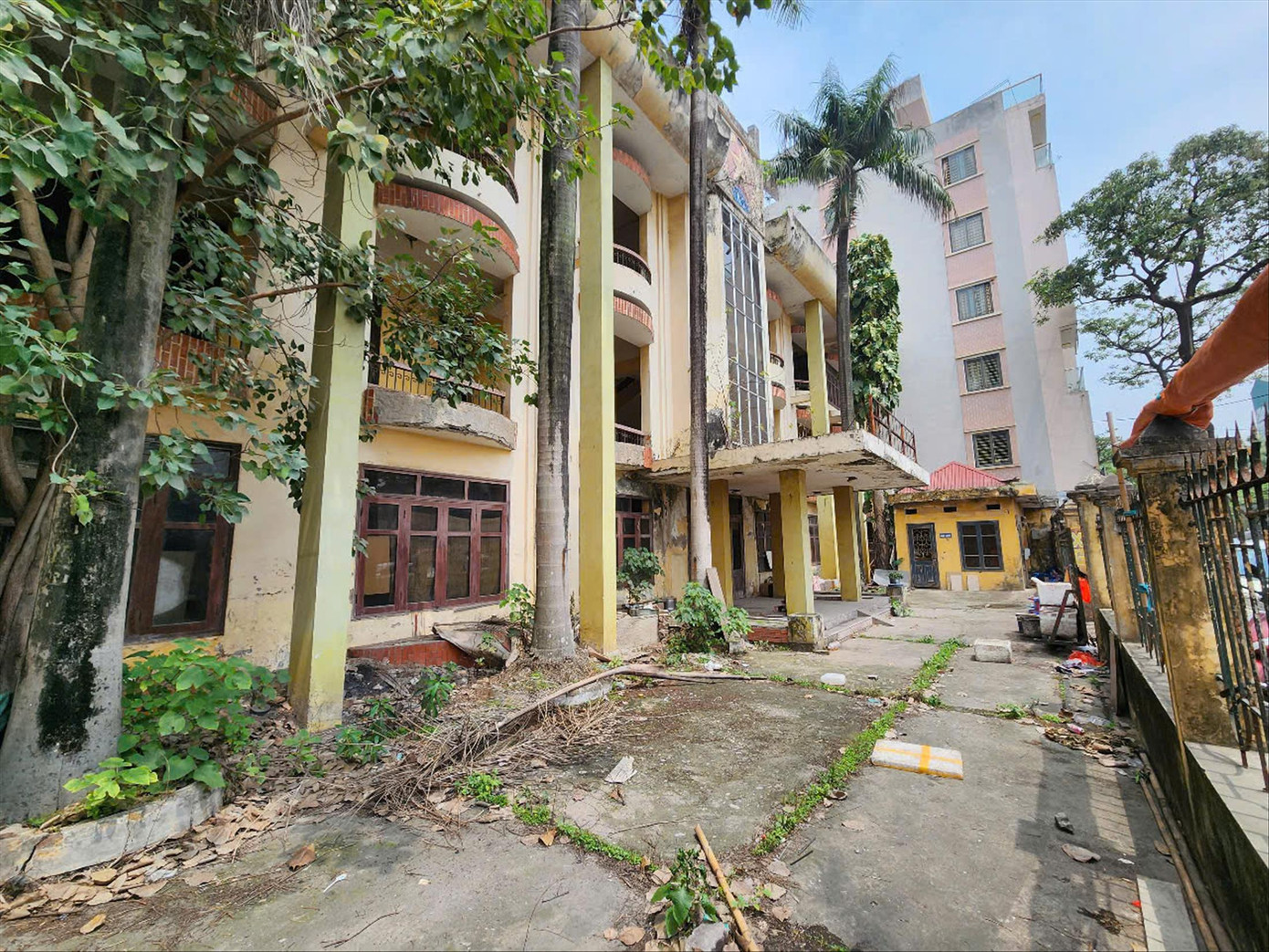 Trụ sở Viện kiểm sát nhân dân Hà Tây cũ “cửa đóng then cài” nhiều năm, bên trong phòng ốc xuống cấp trầm trọng