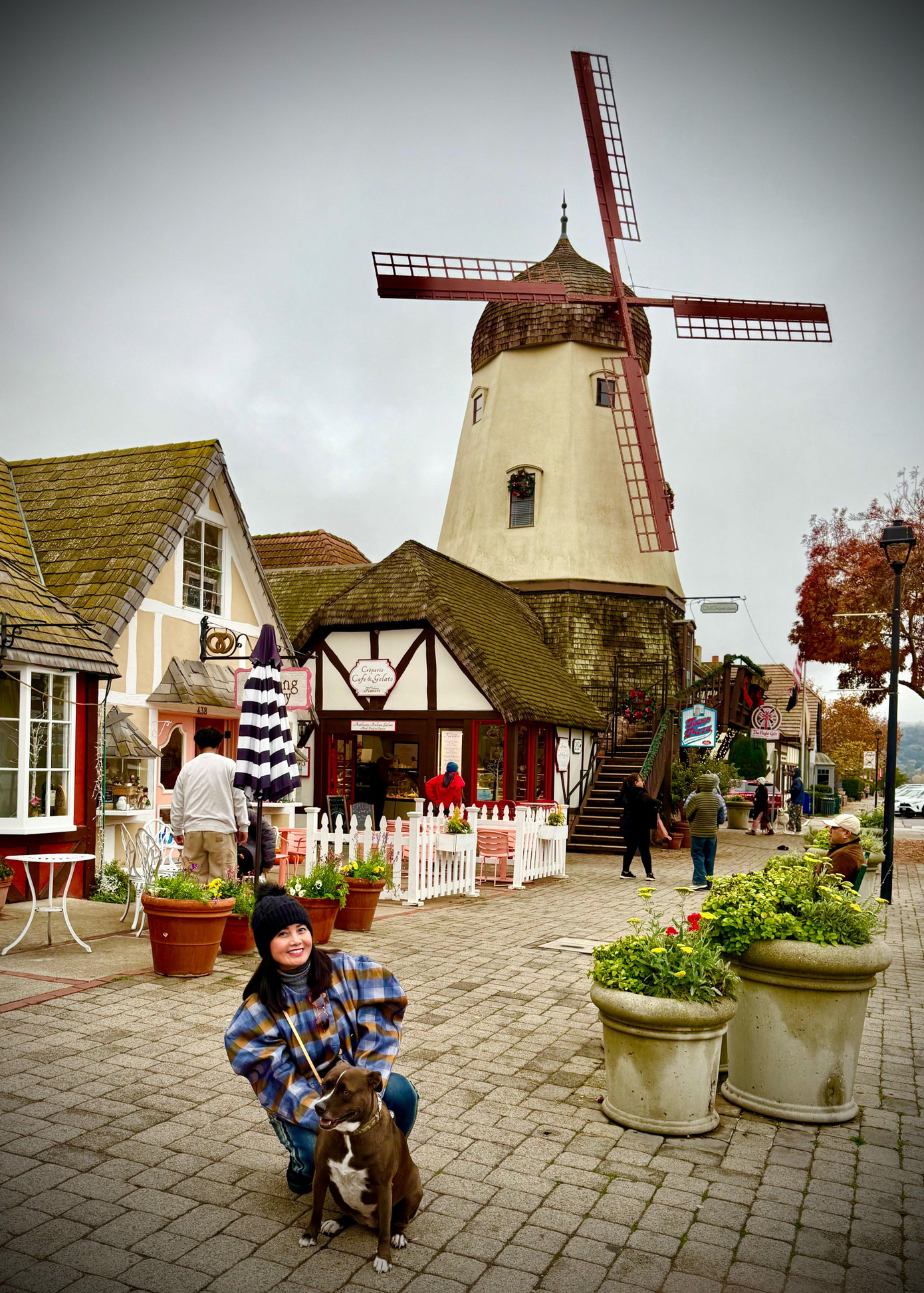 Tác giả tại thị trấn Solvang gần nơi đặt Căn cứ Lực lượng Không gian Vandenberg SFB Tác giả tại thị trấn Solvang gần nơi đặt Căn cứ Lực lượng Không gian Vandenberg SFB