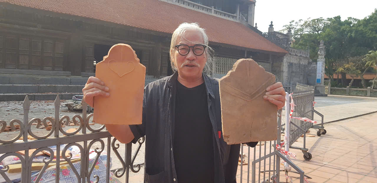 Tác giả và những viên ngói cũ - mới. Tác giả và những viên ngói cũ - mới.