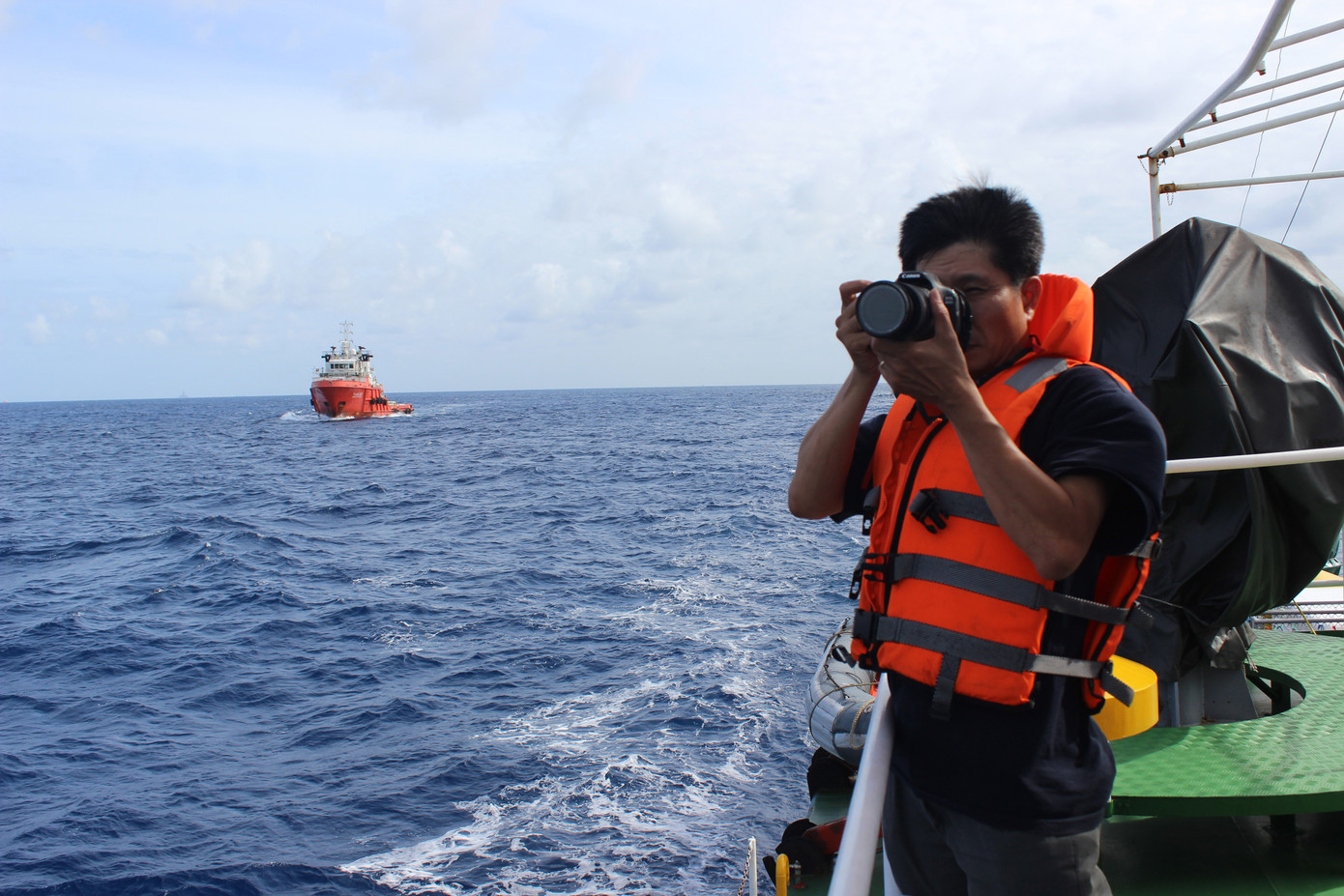 Nhà báo Trần Tuấn tác nghiệp tại Hoàng Sa 5/2014