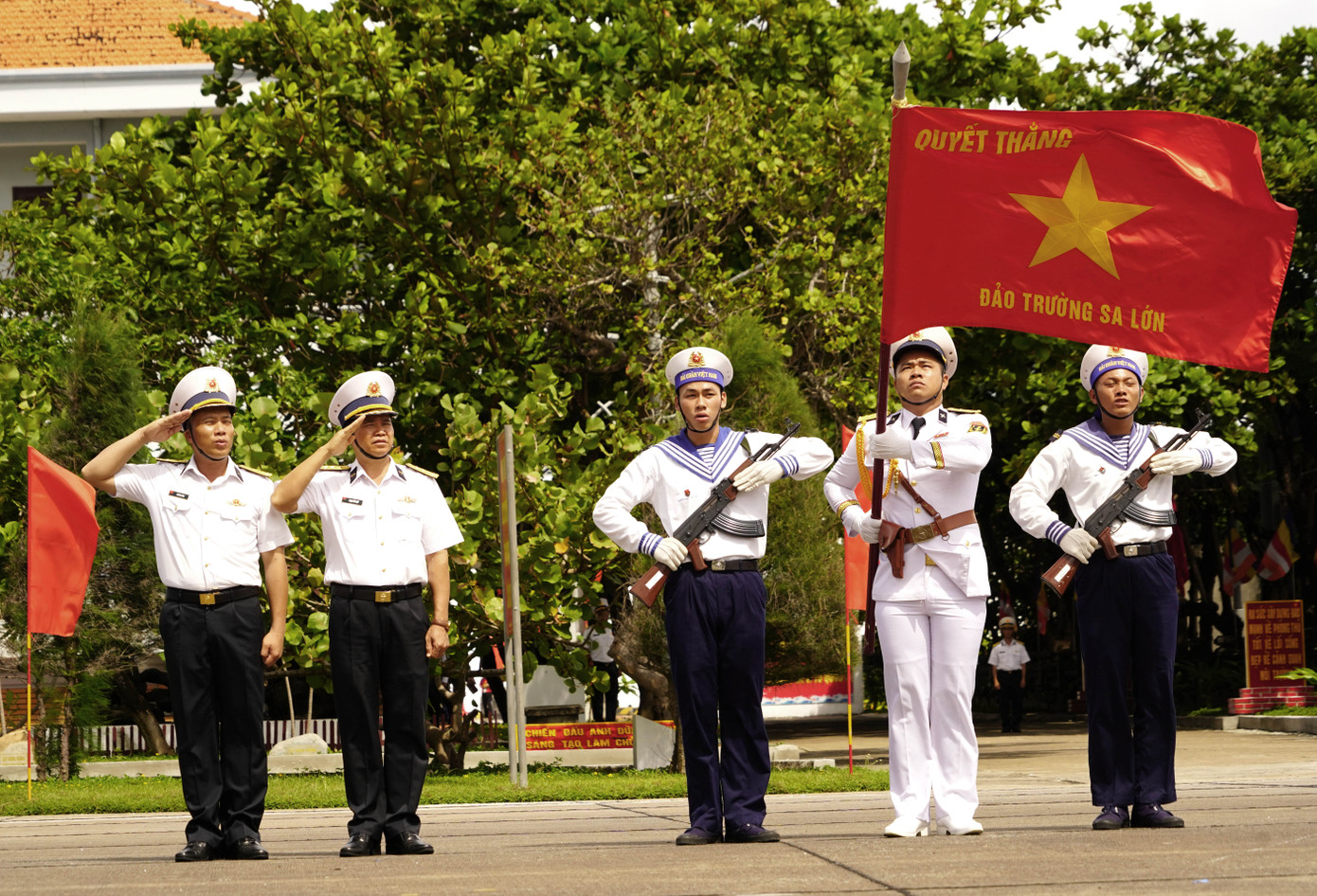 Khoảnh khắc nhìn thấy lá cờ Tổ quốc tung bay ở Trường Sa, tim những người trẻ chúng tôi bỗng chùng lại.