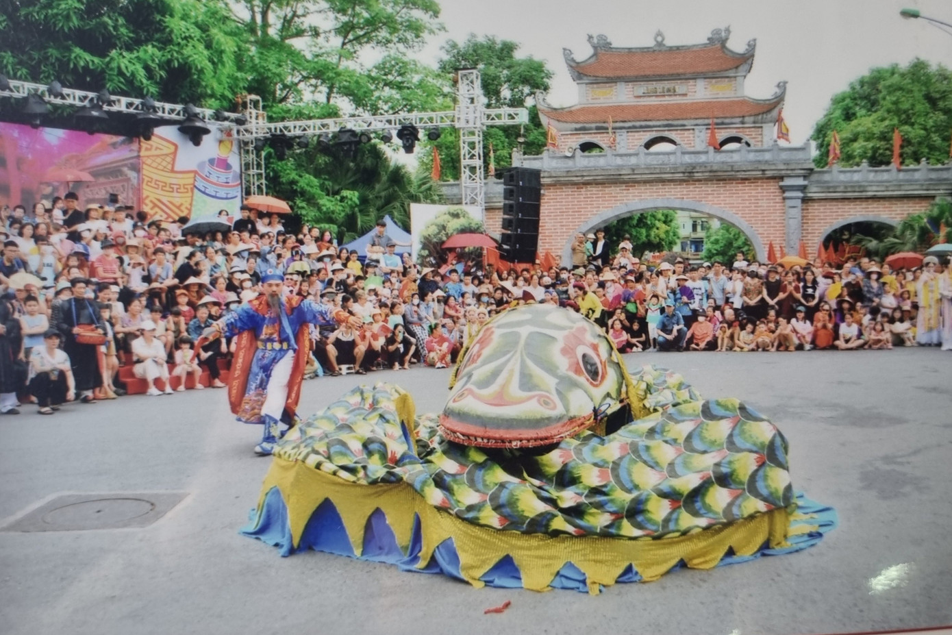 Lễ hội múa rắn tại làng Lệ Mật.