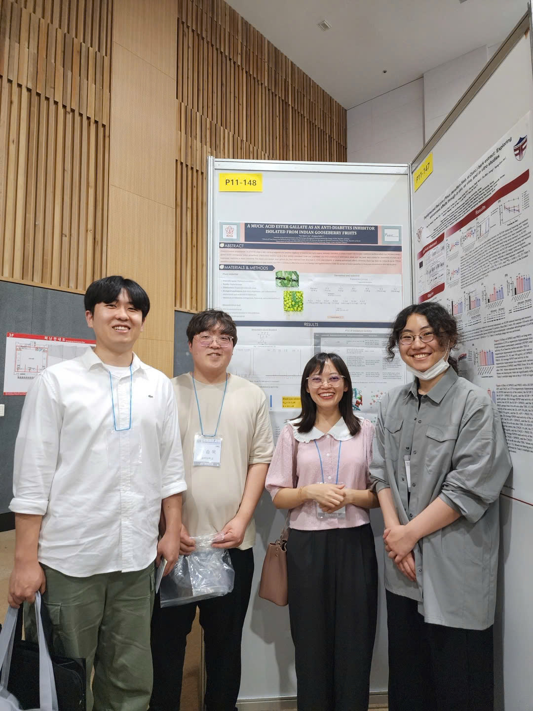 Cao Thảo Quyên (thứ 2, từ phải qua) cùng các đồng nghiệp tại Hàn Quốc