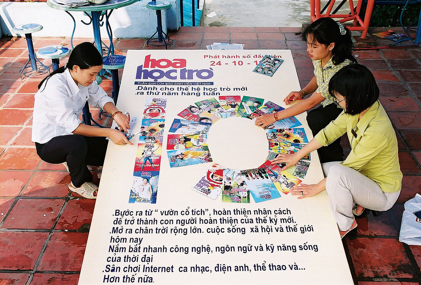 Độc giả của báo Hoa Học Trò tự làm những tấm pano để mang đến hội báo năm 2001.