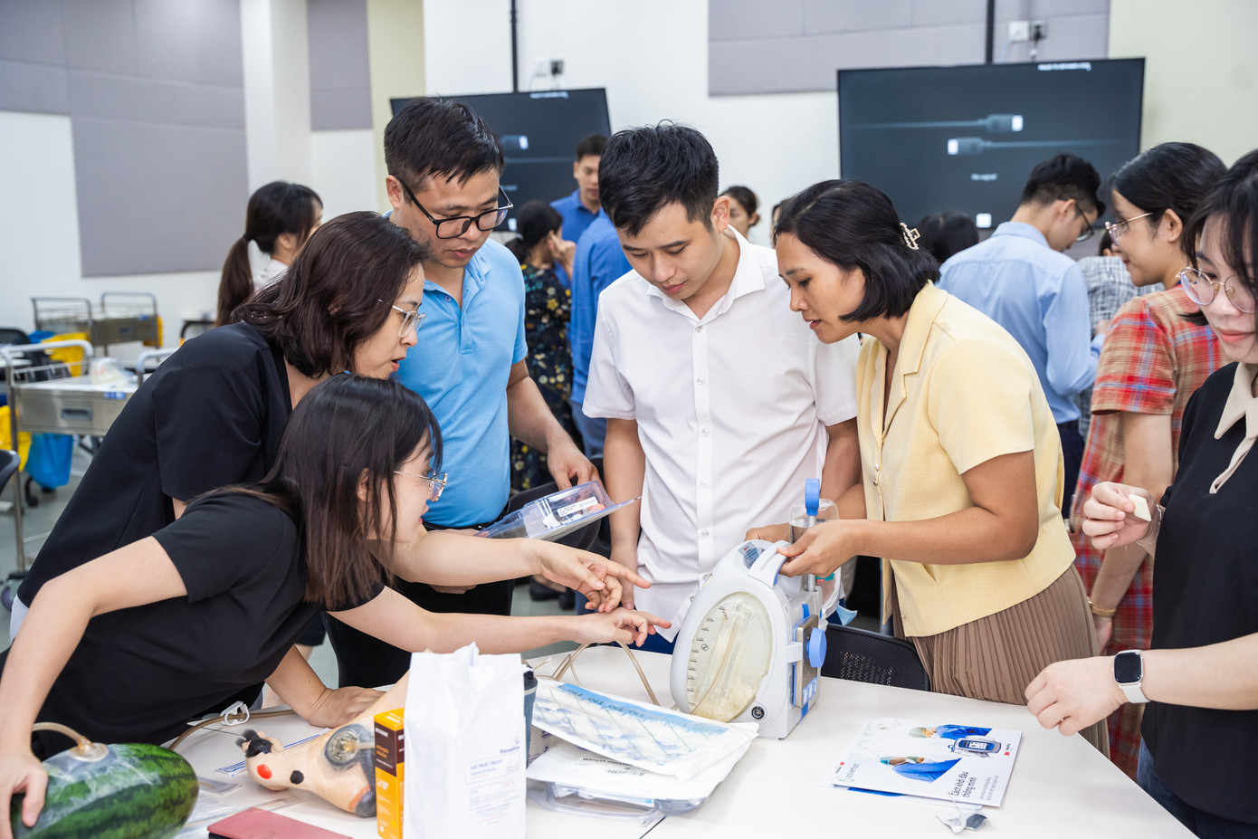 Hoạt động thực hành chăm sóc &amp; điều trị vết thương tại Trung tâm Mô phỏng Y khoa, Trường Đại học VinUni.