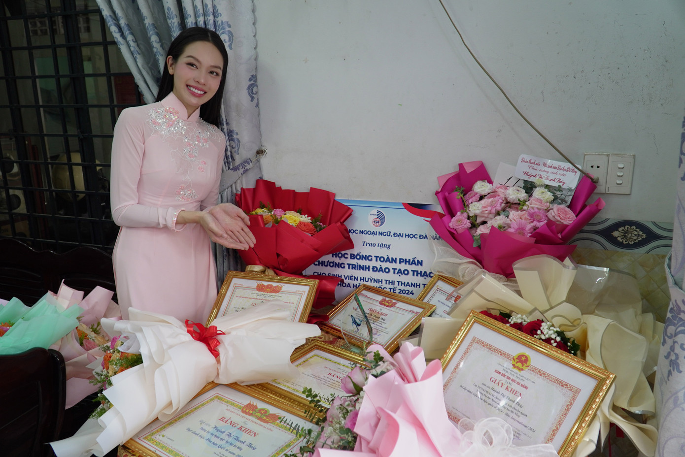 Hoa hậu Thanh Thủy với những thành tích học tập. Ảnh: Thanh Hiền Hoa hậu Thanh Thủy với những thành tích học tập. Ảnh: Thanh Hiền