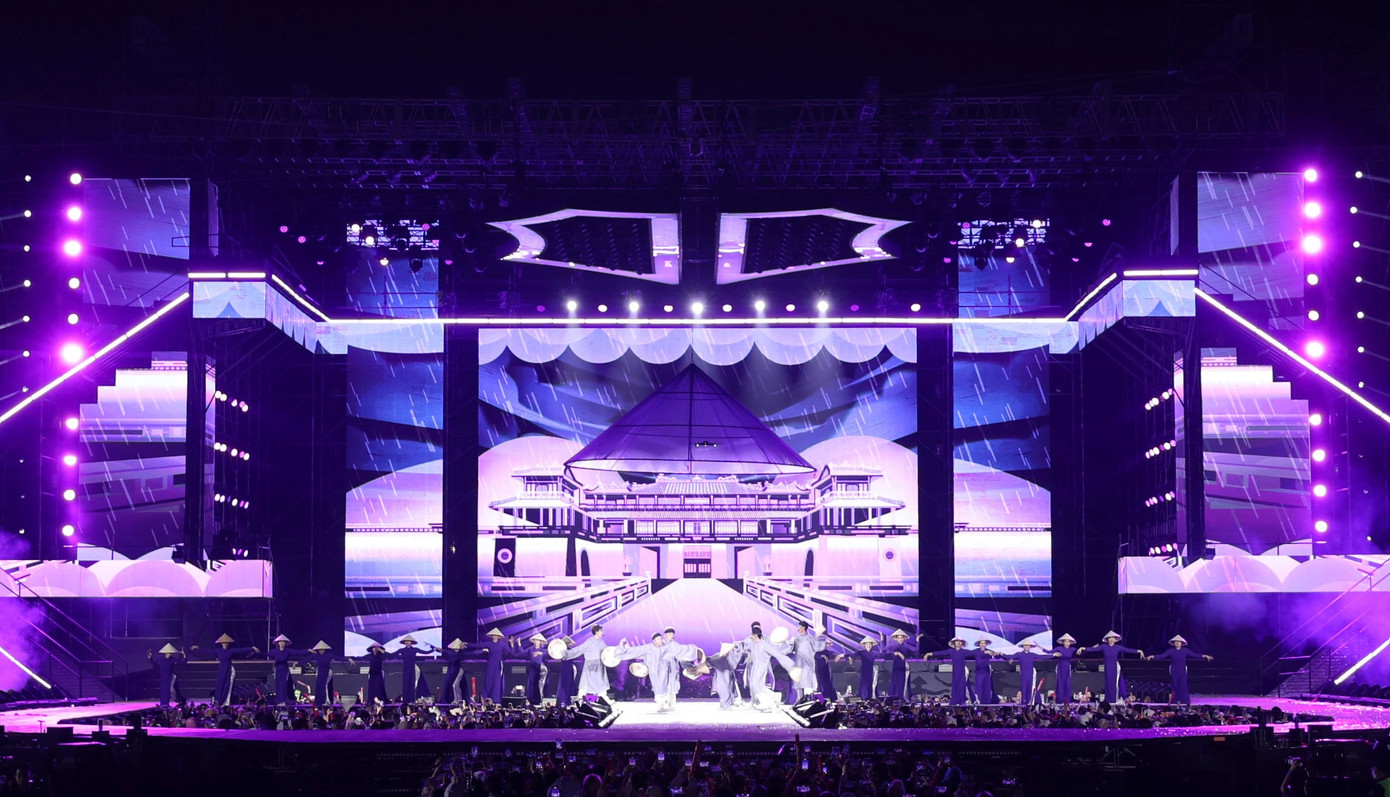 Sân khấu lộng lẫy của “Mưa trên phố Huế” được nhiều người yêu thích. Ảnh: BTC