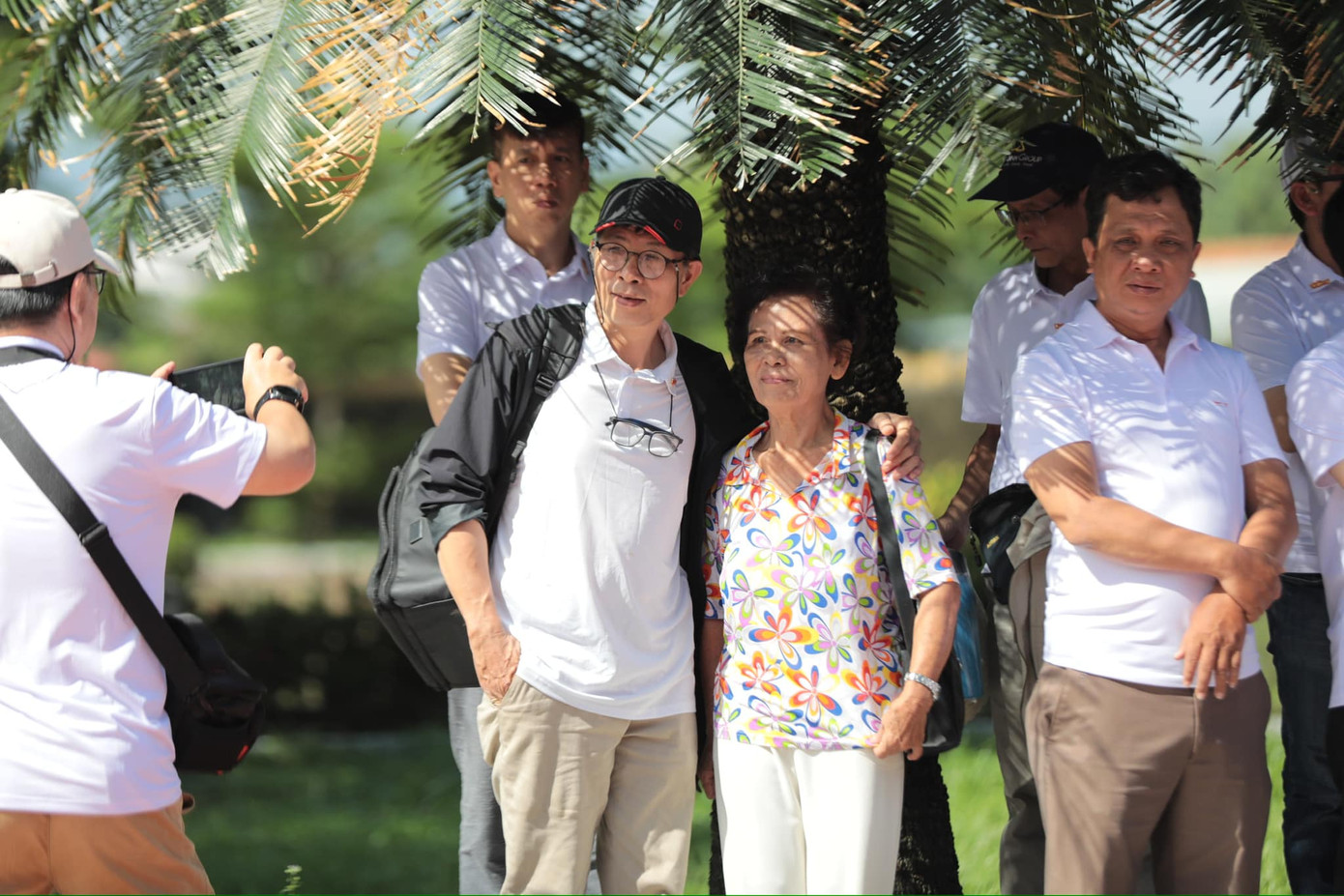 Bà Phạm Thị Xuân Khải với PV Tiền Phong tại Bình Định nhân kỷ niệm 70 năm thành lập báo Tiền Phong. Ảnh: Hồng Vĩnh