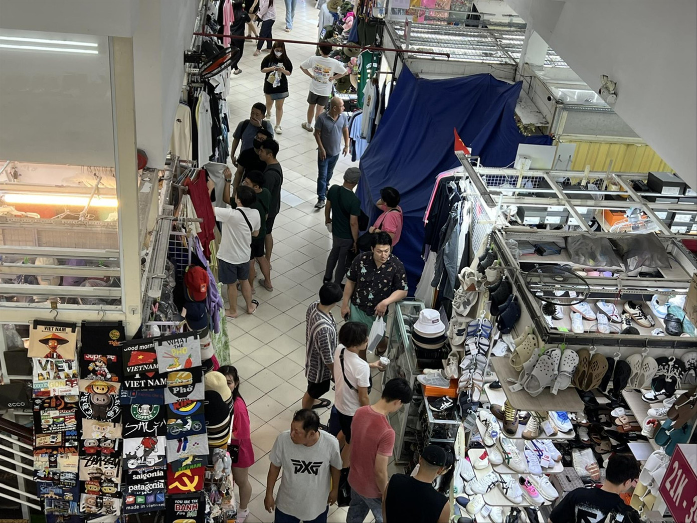 Sau khi bị kiểm tra, sáng 1/6, một số quầy hàng ở Saigon Square vẫn đóng kín cửa, tiểu thương nâng cao cảnh giác với khách mua hàng. Ảnh: U.P Sau khi bị kiểm tra, sáng 1/6, một số quầy hàng ở Saigon Square vẫn đóng kín cửa, tiểu thương nâng cao cảnh giác với khách mua hàng. Ảnh: U.P