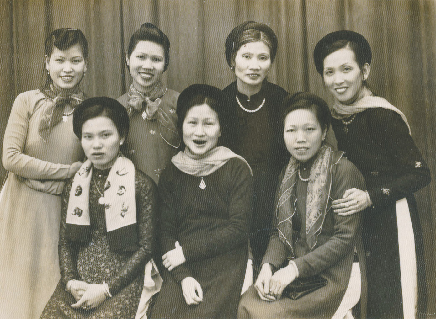 Cách ăn mặc của người Hà Nội không bao giờ vượt ra khỏi cốt cách điềm đạm kín đáo của họ (bà ngoại tôi ngoài cùng, bên trái, hàng đứng - 1950) Cách ăn mặc của người Hà Nội không bao giờ vượt ra khỏi cốt cách điềm đạm kín đáo của họ (bà ngoại tôi ngoài cùng, bên trái, hàng đứng - 1950)