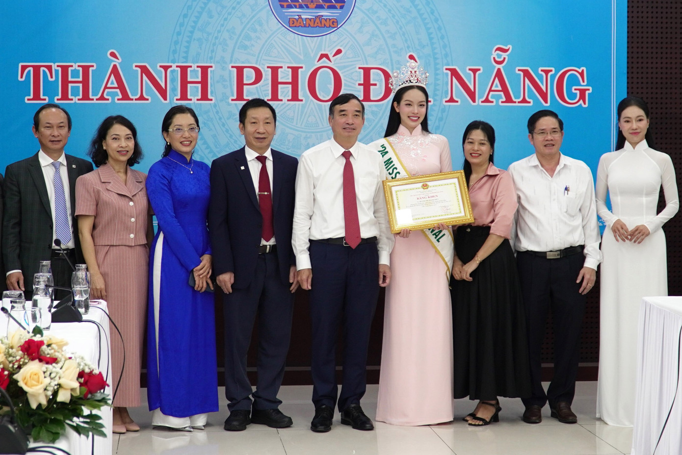 Đồng hành cùng con gái là Hoa hậu, bố mẹ Thanh Thủy vẫn rất giản dị. Ảnh: Thanh Hiền Đồng hành cùng con gái là Hoa hậu, bố mẹ Thanh Thủy vẫn rất giản dị. Ảnh: Thanh Hiền