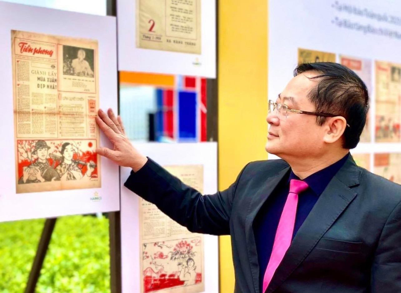 Tác giả bên ảnh chụp trang 1 báo Tiền Phong số Tết cách đây mấy chục năm được trưng bày trong Hội báo Xuân 2022 Tác giả bên ảnh chụp trang 1 báo Tiền Phong số Tết cách đây mấy chục năm được trưng bày trong Hội báo Xuân 2022