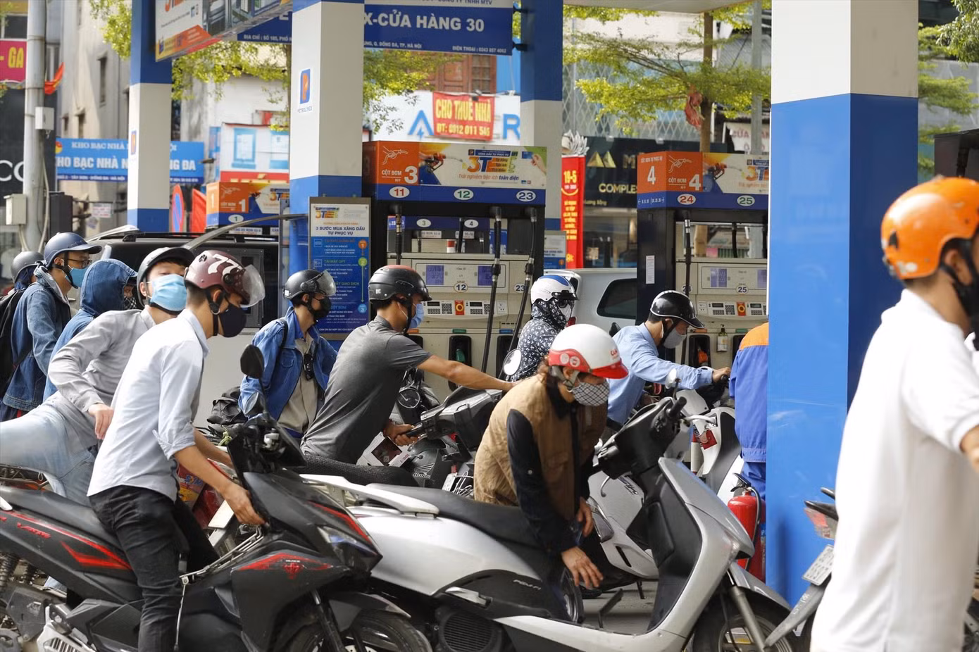 Doanh nghiệp kiến nghị kiểm soát chặt hơn các quy định về cấp phép xăng dầu. Ảnh: Như Ý