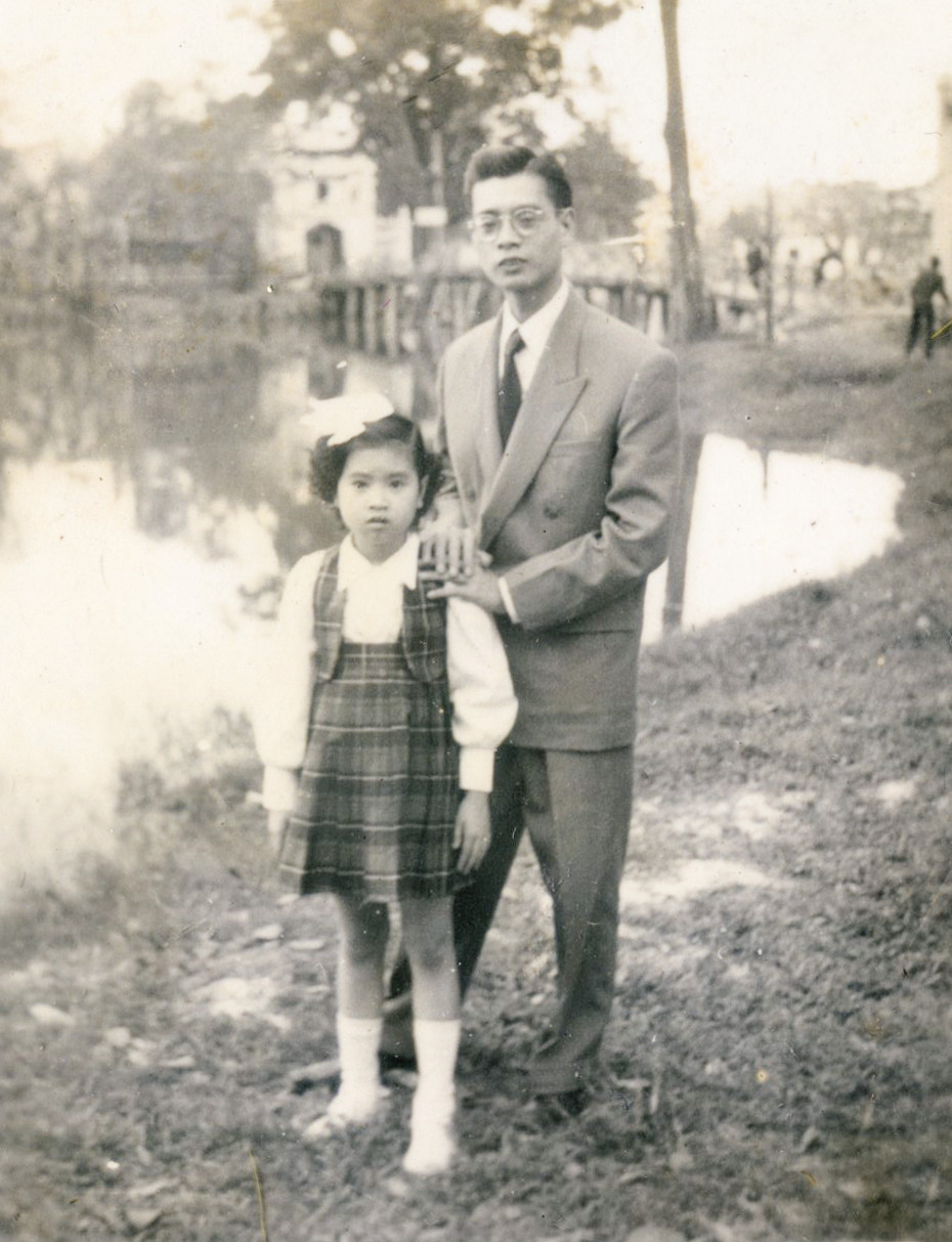 Ông ngoại và mẹ tôi bên bờ hồ Hoàn Kiếm - Tết Tân Mão, 1951 Ông ngoại và mẹ tôi bên bờ hồ Hoàn Kiếm - Tết Tân Mão, 1951