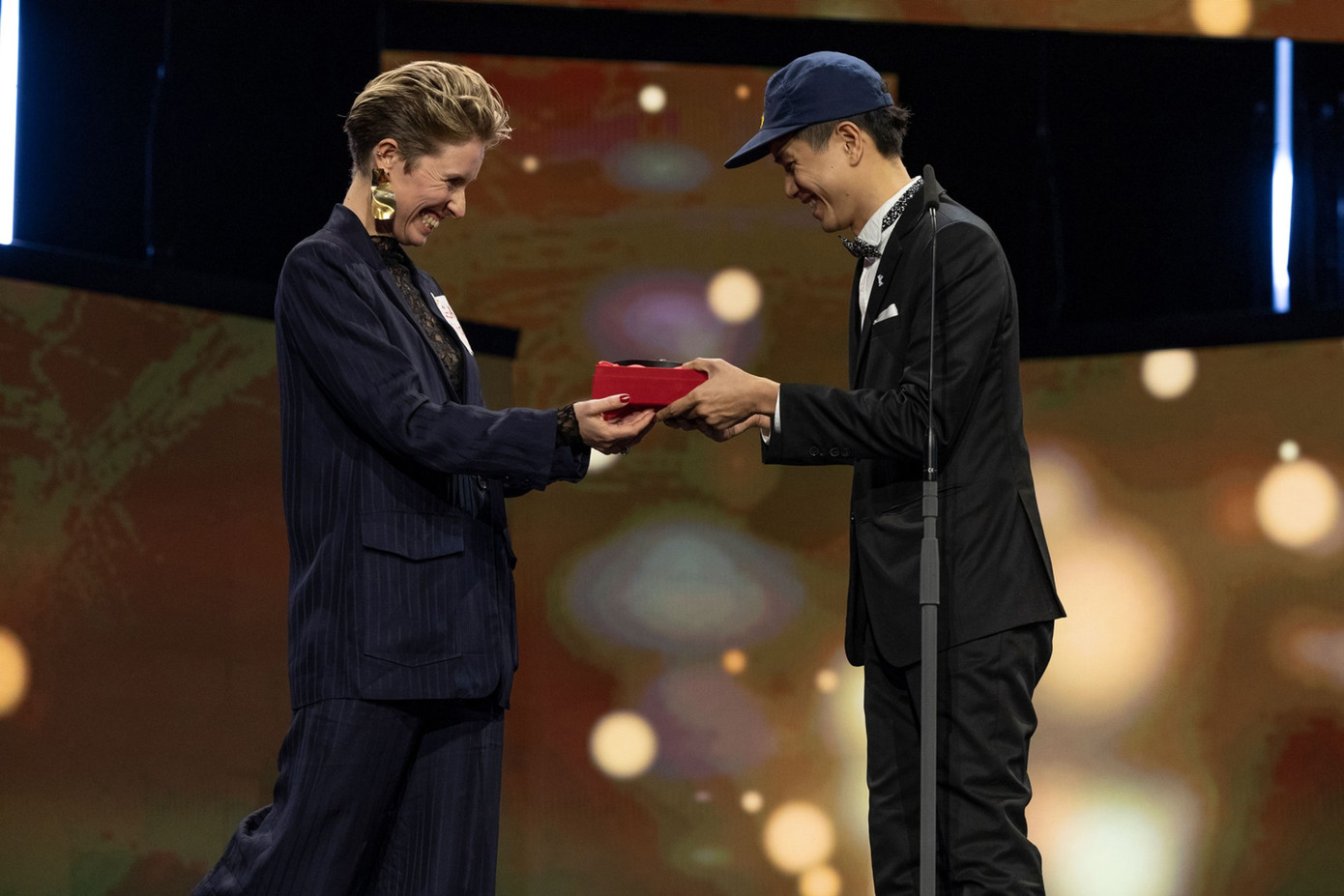 Đạo diễn Phạm Ngọc Lân (phải) nhận giải Phim đầu tay xuất sắc nhất tại LHP Berlin 2024. Ảnh: LHP Berlin Đạo diễn Phạm Ngọc Lân (phải) nhận giải Phim đầu tay xuất sắc nhất tại LHP Berlin 2024. Ảnh: LHP Berlin