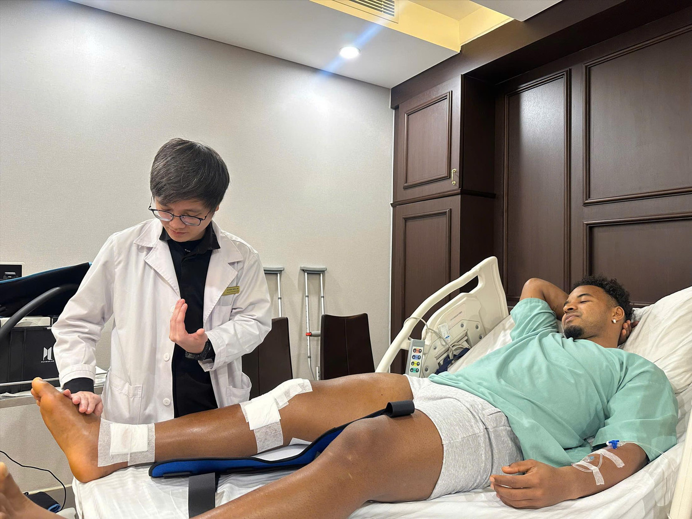 Bác sĩ kiểm tra tình trạng của cầu thủ Xuân Son sau mổ.