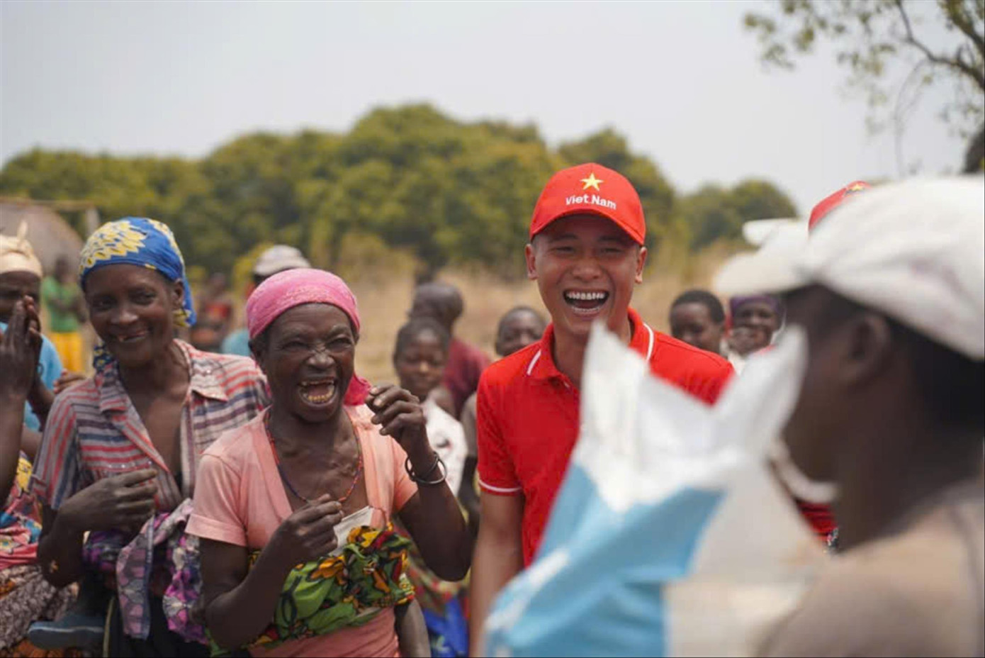 Quang Linh Vlog gây dựng hình ảnh từ những hoạt động truyền cảm hứng ở châu Phi. Quang Linh Vlog gây dựng hình ảnh từ những hoạt động truyền cảm hứng ở châu Phi.