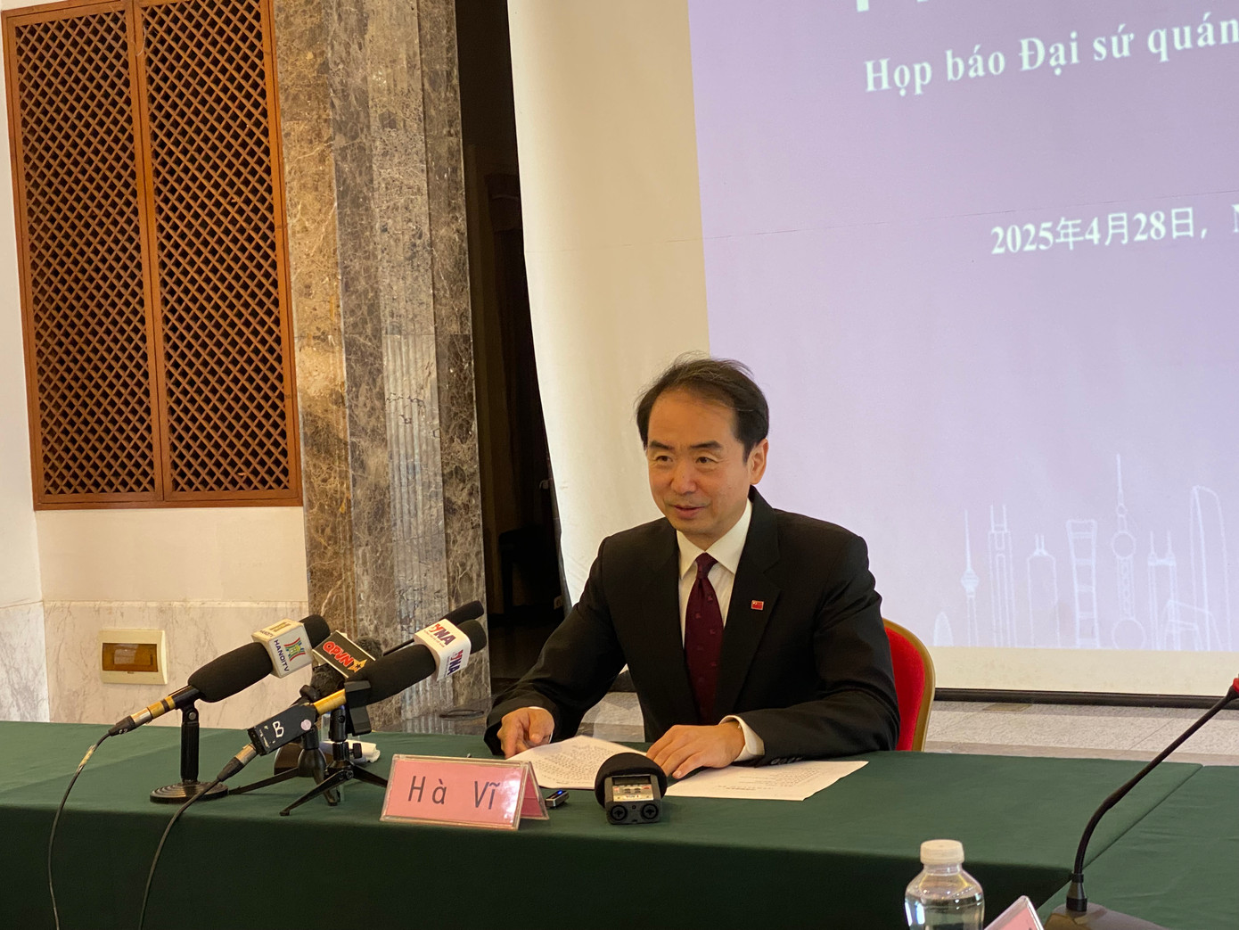 Đại sứ Trung Quốc Hà Vĩ trao đổi với phóng viên ngày 28/4. Ảnh: Thái An