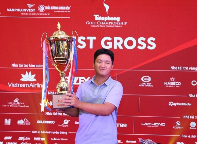 Anh Minh giành Best Gross của Tiền Phong Golf Championship 2022. Ảnh: Như Ý