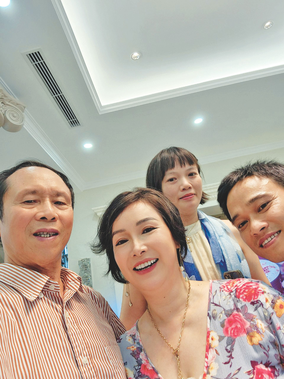 Hoa hậu Bùi Bích Phương chụp với nhà thơ Dương Kỳ Anh và hai doanh nhân trẻ rất hâm mộ Hoa hậu Bùi Bích Phương