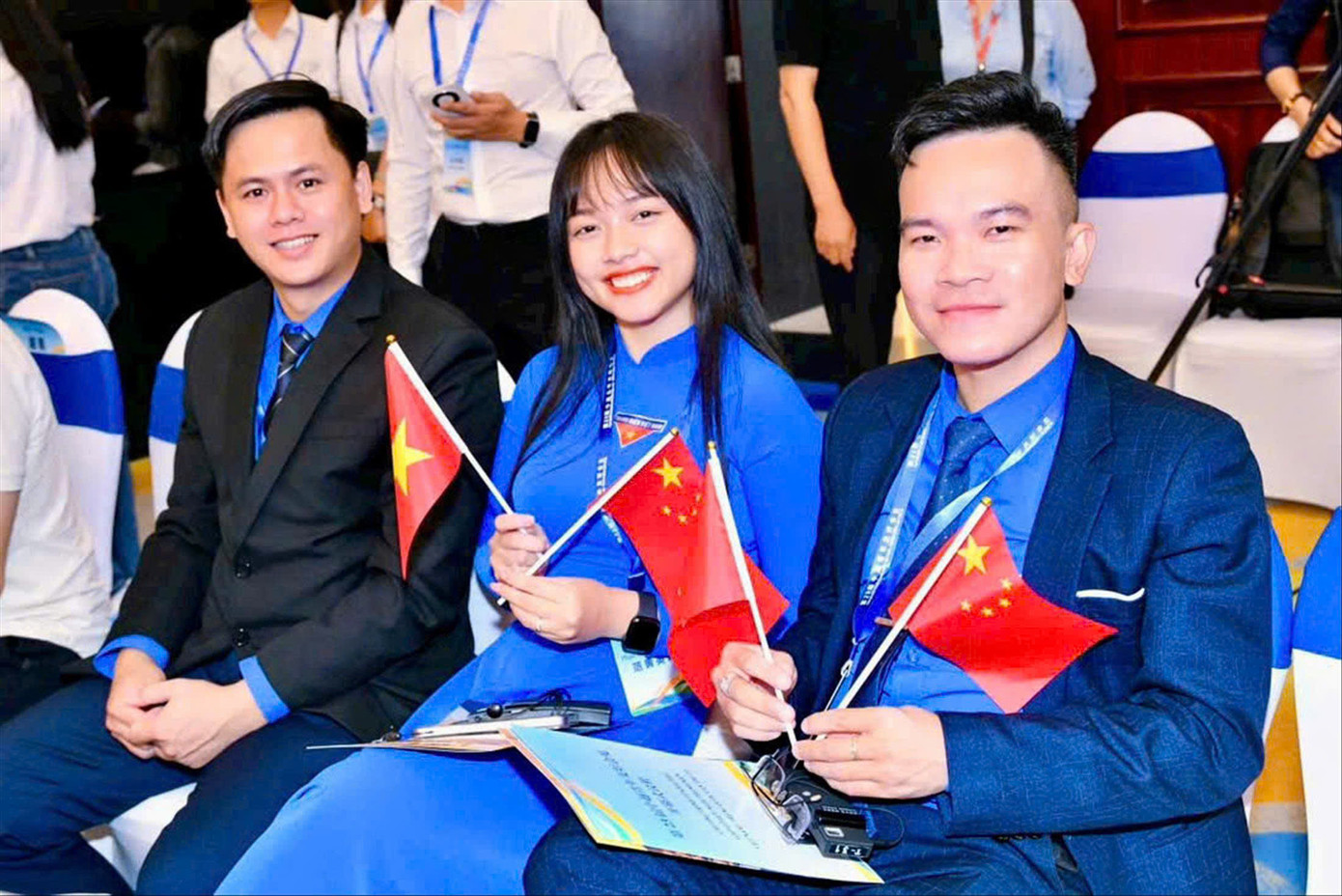 Anh Mạnh (bên trái) dự “Gặp gỡ hữu nghị thanh niên Việt Nam-Trung Quốc lần thứ 23.