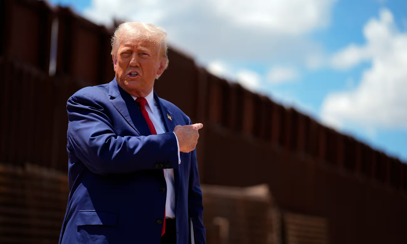 Donald Trump tại biên giới Mỹ - Mexico ở bang Arizona vào tháng 8 năm ngoái. Donald Trump tại biên giới Mỹ - Mexico ở bang Arizona vào tháng 8 năm ngoái.