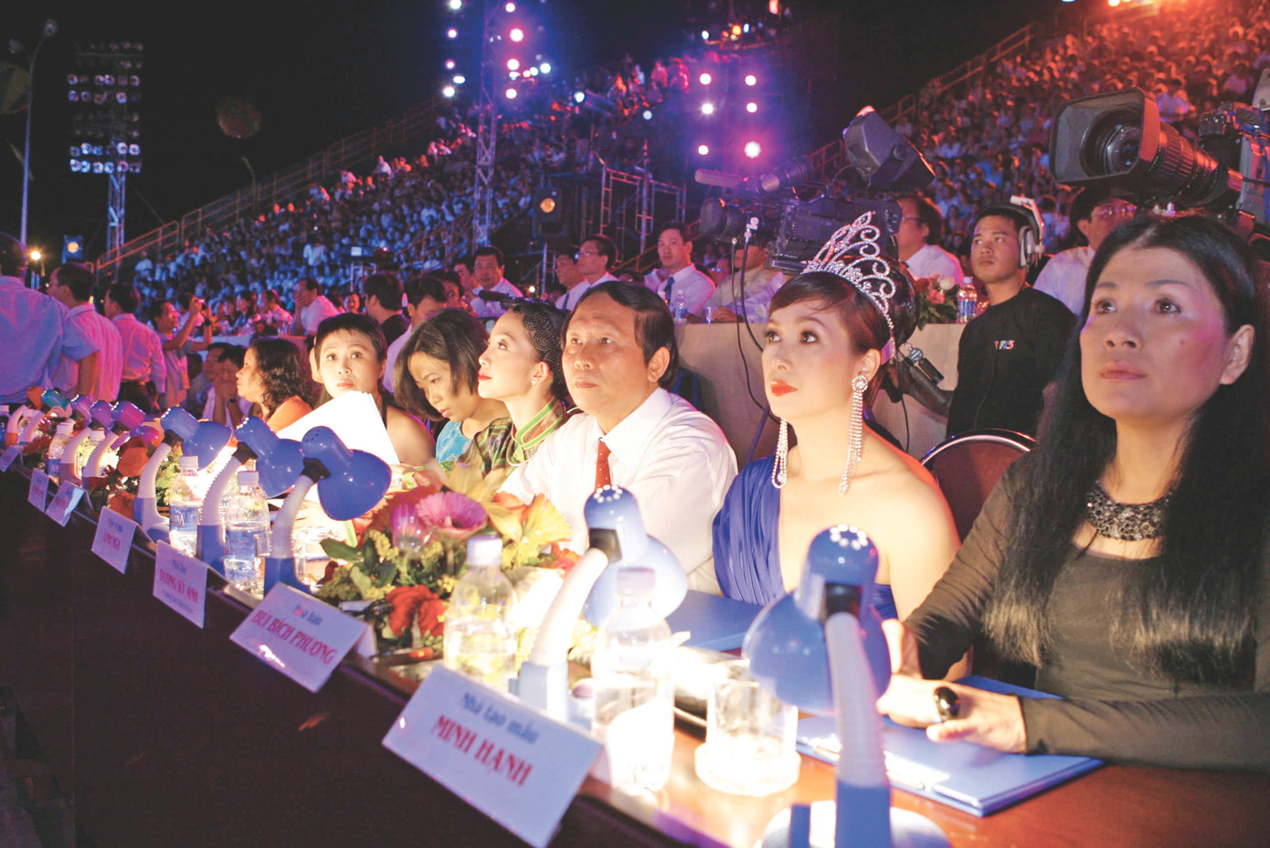 Anh Dương Xuân Nam làm giám khảo chấm thi Hoa hậu Việt Nam, bên cạnh là giám khảo Hoa hậu Bùi Bích Phương và nhà tạo mốt Minh Hạnh. Ảnh: Hồng Vĩnh Anh Dương Xuân Nam làm giám khảo chấm thi Hoa hậu Việt Nam, bên cạnh là giám khảo Hoa hậu Bùi Bích Phương và nhà tạo mốt Minh Hạnh. Ảnh: Hồng Vĩnh