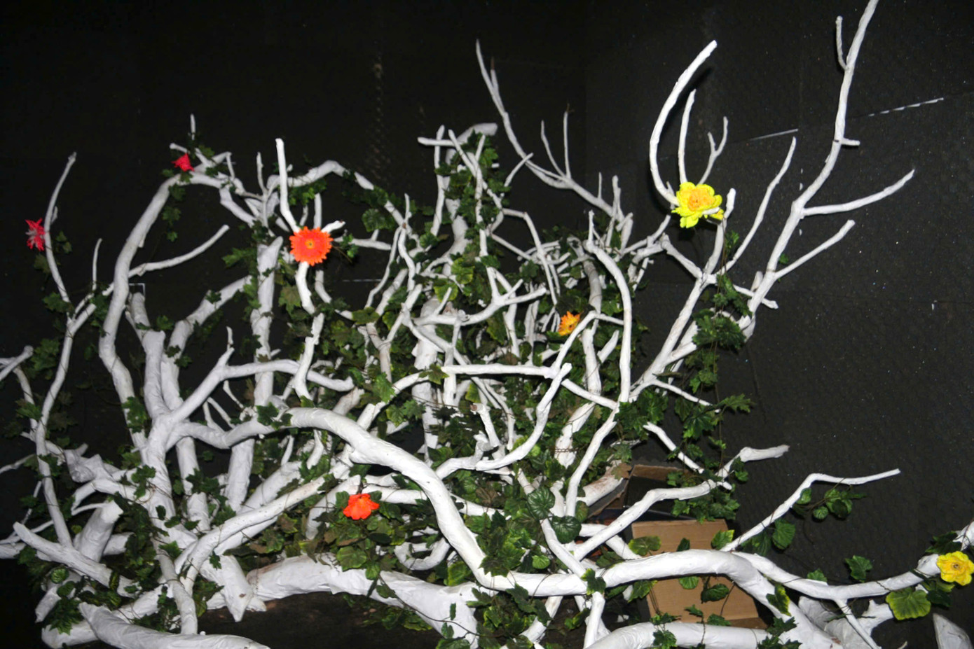 Từ ánh sáng của điện thoại chiếu lên từng bông hoa thì chúng sẽ phản hồi những âm thanh khác nhau Từ ánh sáng của điện thoại chiếu lên từng bông hoa thì chúng sẽ phản hồi những âm thanh khác nhau