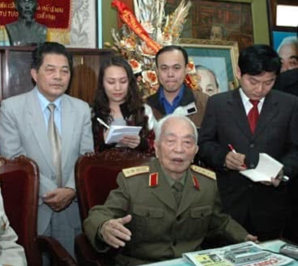 Tác giả (hàng đứng, ngoài cùng bên phải) tác nghiệp tại nhà Đại tướng Võ Nguyên Giáp năm 2001. Ảnh: Hồng Vĩnh Tác giả (hàng đứng, ngoài cùng bên phải) tác nghiệp tại nhà Đại tướng Võ Nguyên Giáp năm 2001. Ảnh: Hồng Vĩnh