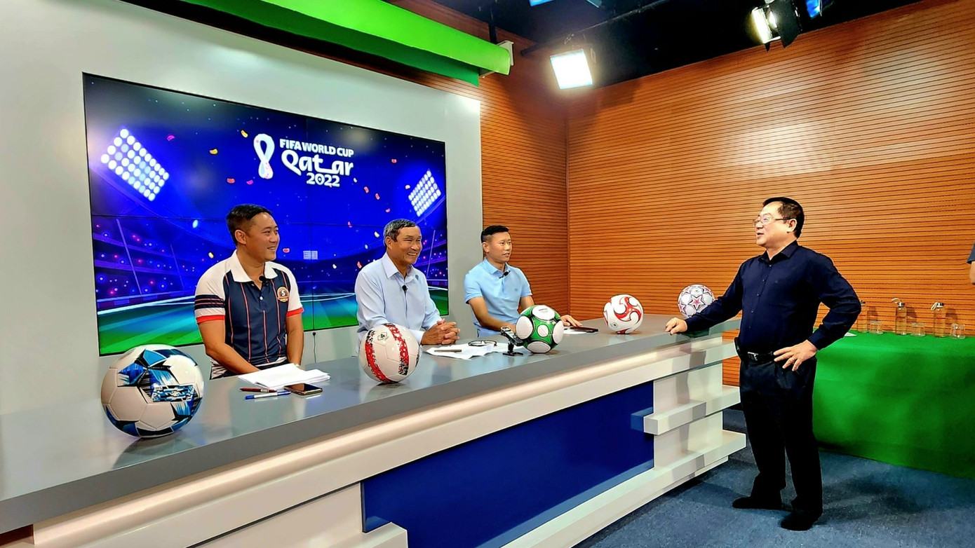 Tác giả trò chuyện với các khách mời (trong đó có huấn luyện viên trưởng Đội tuyển bóng đã nữ Việt Nam Mai Đức Chung) tham dự một buổi ghi hình chương trình về World Cup 2022 tại trường quay báo Tiền Phong. Ảnh: Mạnh Thắng Tác giả trò chuyện với các khách mời (trong đó có huấn luyện viên trưởng Đội tuyển bóng đã nữ Việt Nam Mai Đức Chung) tham dự một buổi ghi hình chương trình về World Cup 2022 tại trường quay báo Tiền Phong. Ảnh: Mạnh Thắng
