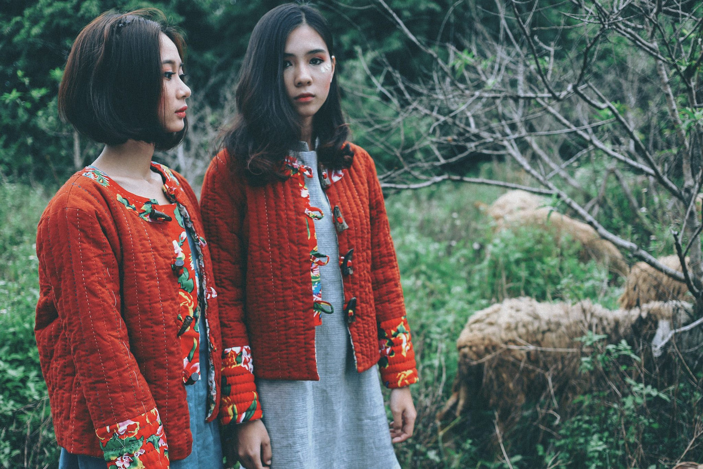 Người trẻ thích thú với trang phục áo chần bông