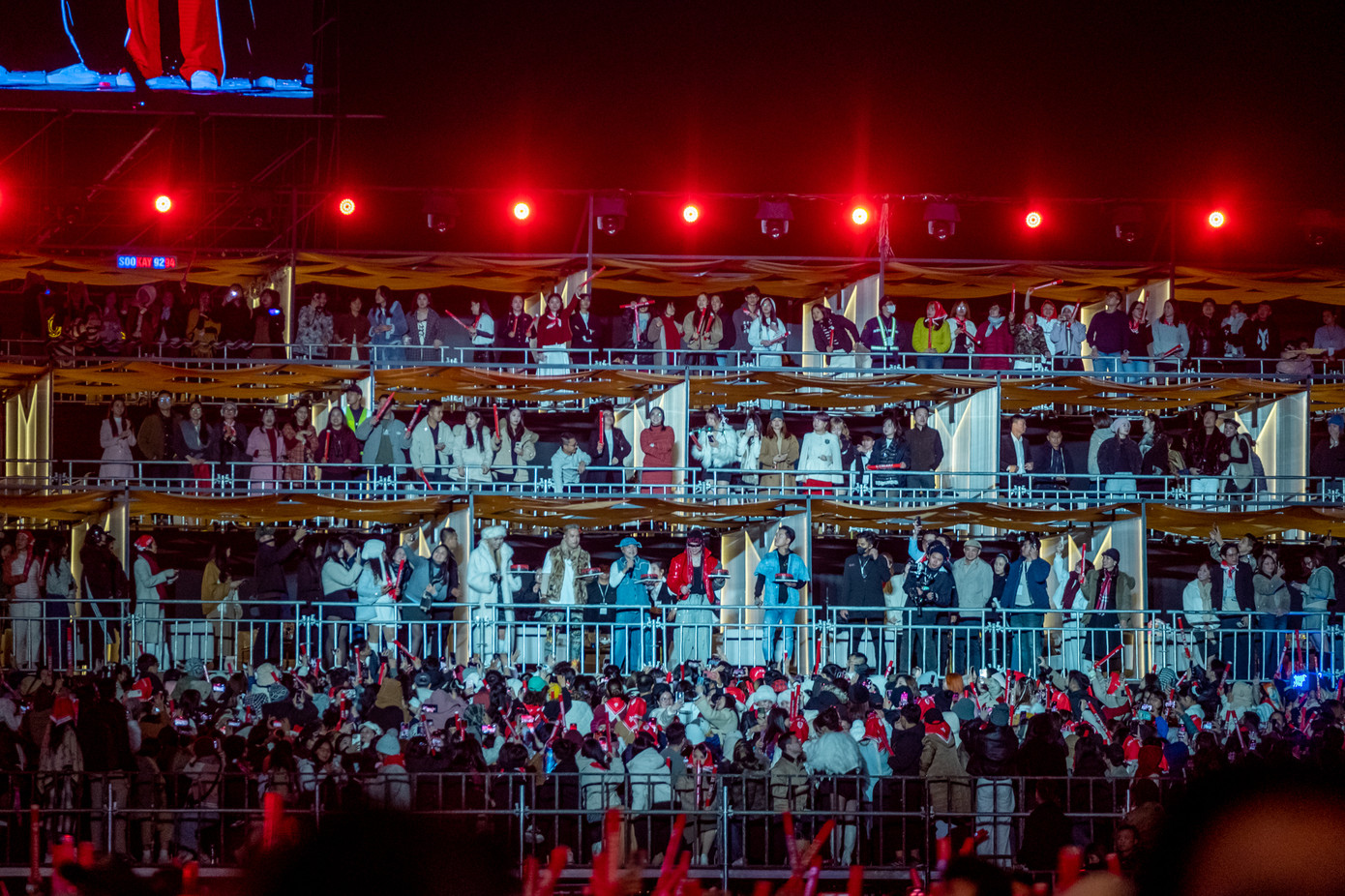 Khán giả khu X-VIP: phòng 10 người giá 80 triệu đồng - đẳng cấp đu concert với ghế bành, thức ăn ngon…. Ảnh: BTC