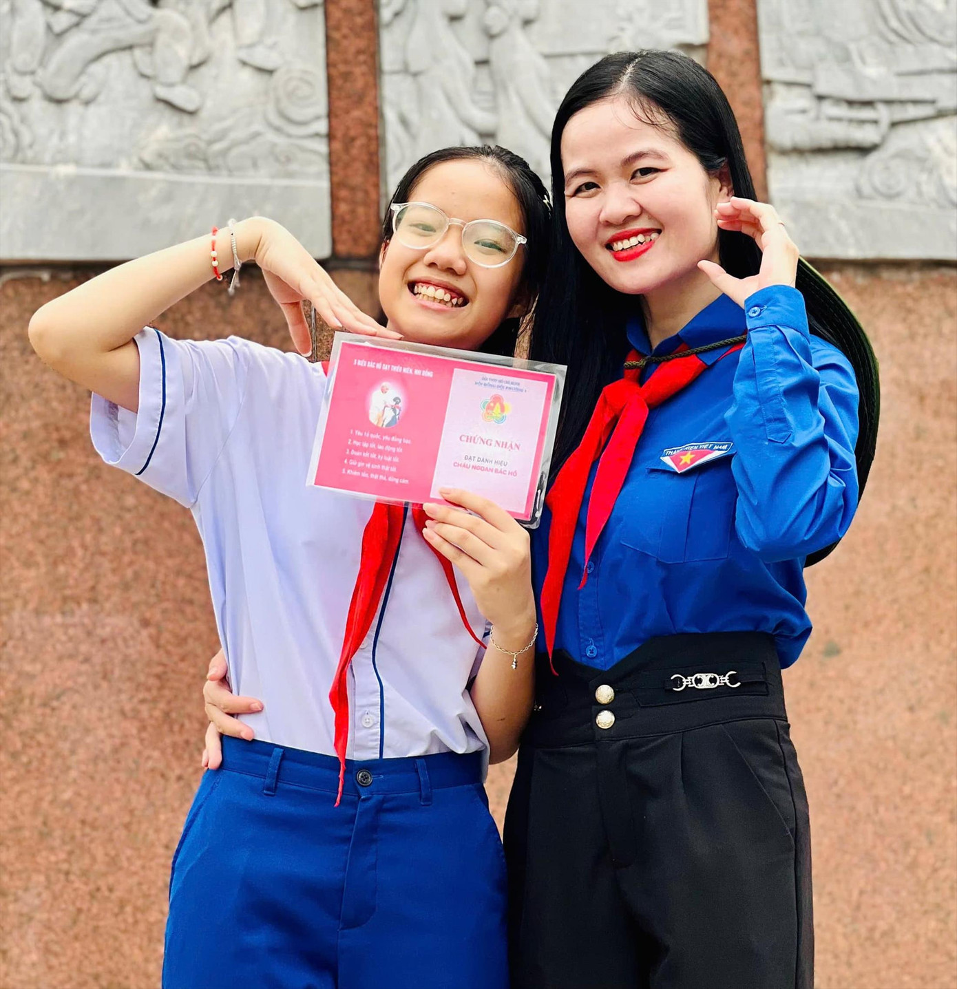 Lê Ngọc Minh (bên trái) chia sẻ niềm vui nhận chứng nhận Cháu ngoan Bác Hồ tỉnh Quảng Trị. Lê Ngọc Minh (bên trái) chia sẻ niềm vui nhận chứng nhận Cháu ngoan Bác Hồ tỉnh Quảng Trị.