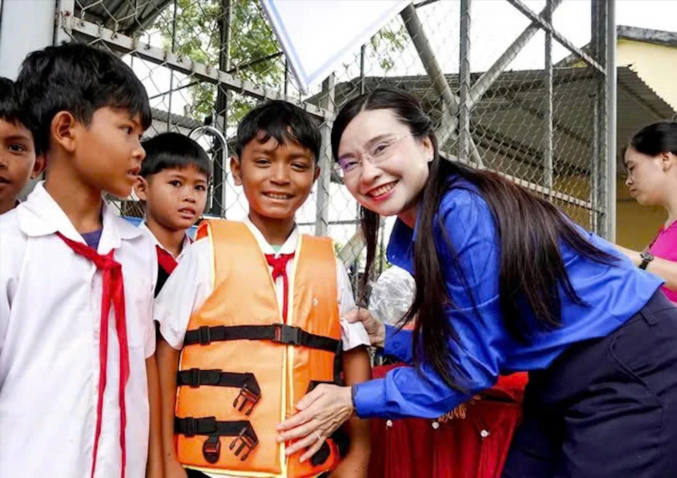 Chị Nguyễn Phạm Duy Trang - Bí thư T.Ư Đoàn, Chủ tịch Hội đồng Đội T.Ư, trao tặng dụng cụ bơi cho thiếu nhi.