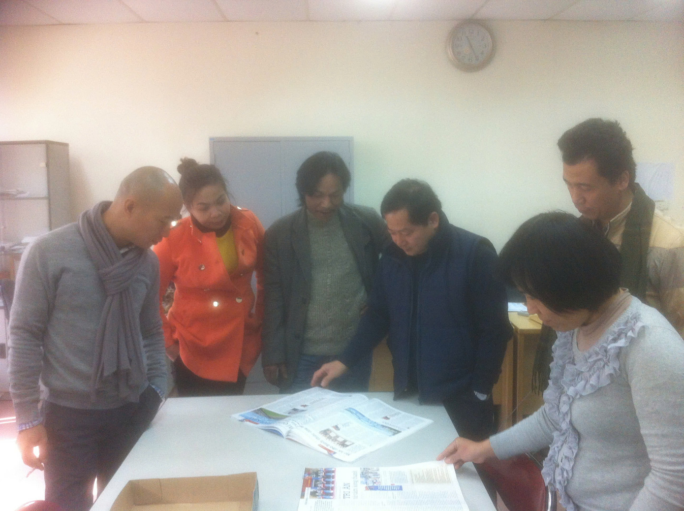 Duyệt bông báo Tết năm 2016. Ảnh: Vũ Lương