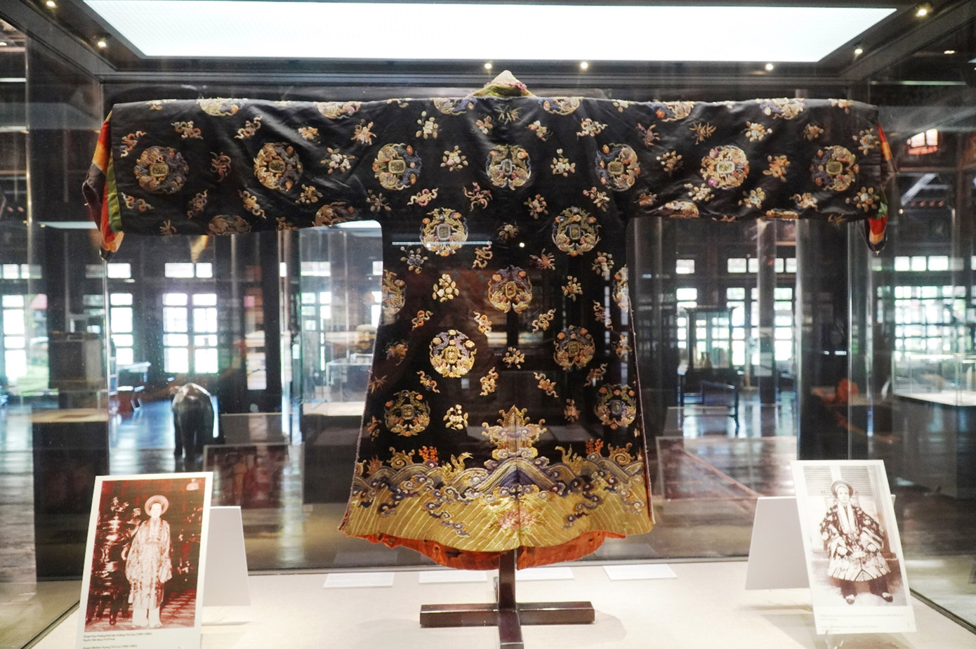 Áo dài Nhật Bình do Tập đoàn Sunshine đấu giá thành công tại Tây Ban Nha và đưa về Việt Nam tặng cho Huế. Áo dài Nhật Bình do Tập đoàn Sunshine đấu giá thành công tại Tây Ban Nha và đưa về Việt Nam tặng cho Huế.