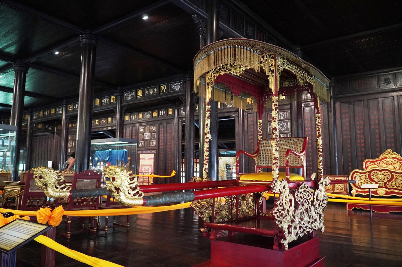 Chiếc kiệu của vua Bảo Đại - một hiện vật Cung đình hiện được trưng bày tại Bảo tàng Cổ vật Cung đình Huế. Chiếc kiệu của vua Bảo Đại - một hiện vật Cung đình hiện được trưng bày tại Bảo tàng Cổ vật Cung đình Huế.