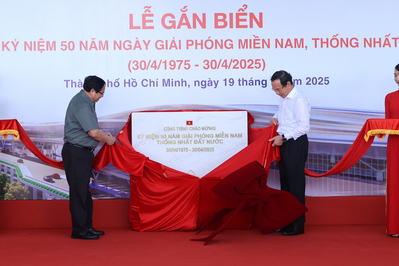 Thủ tướng Phạm Minh Chính, Bí thư Thành ủy TPHCM Nguyễn Văn Nên ngày 19/4 thực hiện nghi thức gắn biển công trình kỷ niệm 50 năm Ngày Giải phóng miền Nam, thống nhất đất nước. Ảnh: Nhật Bắc/VGP