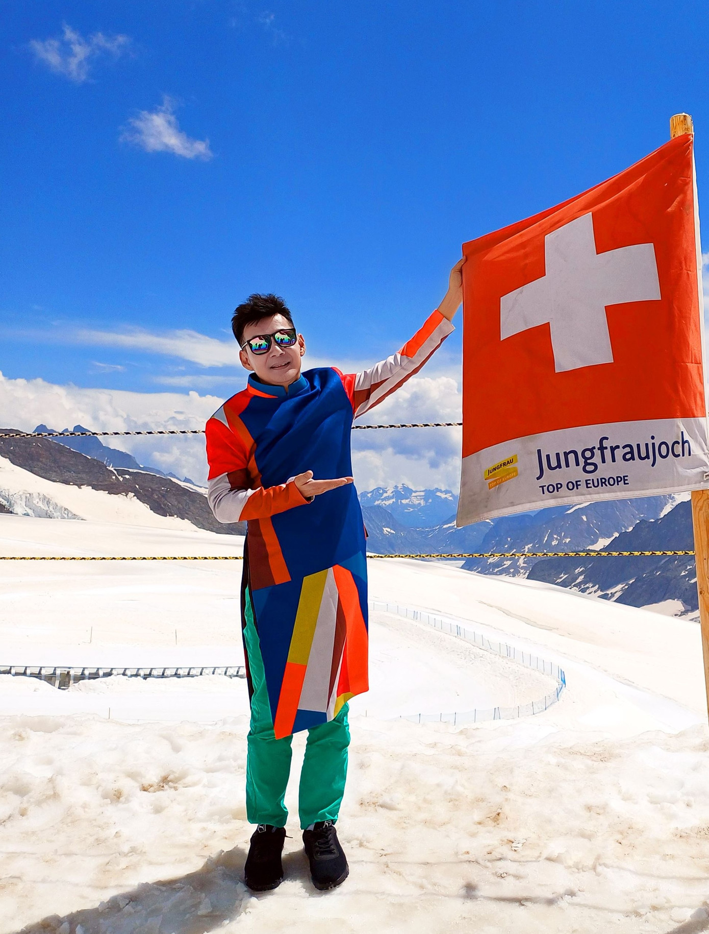 Ca sĩ Đoan Trường cùng tà áo dài trên đỉnh Jungfrau (Thụy Sĩ).