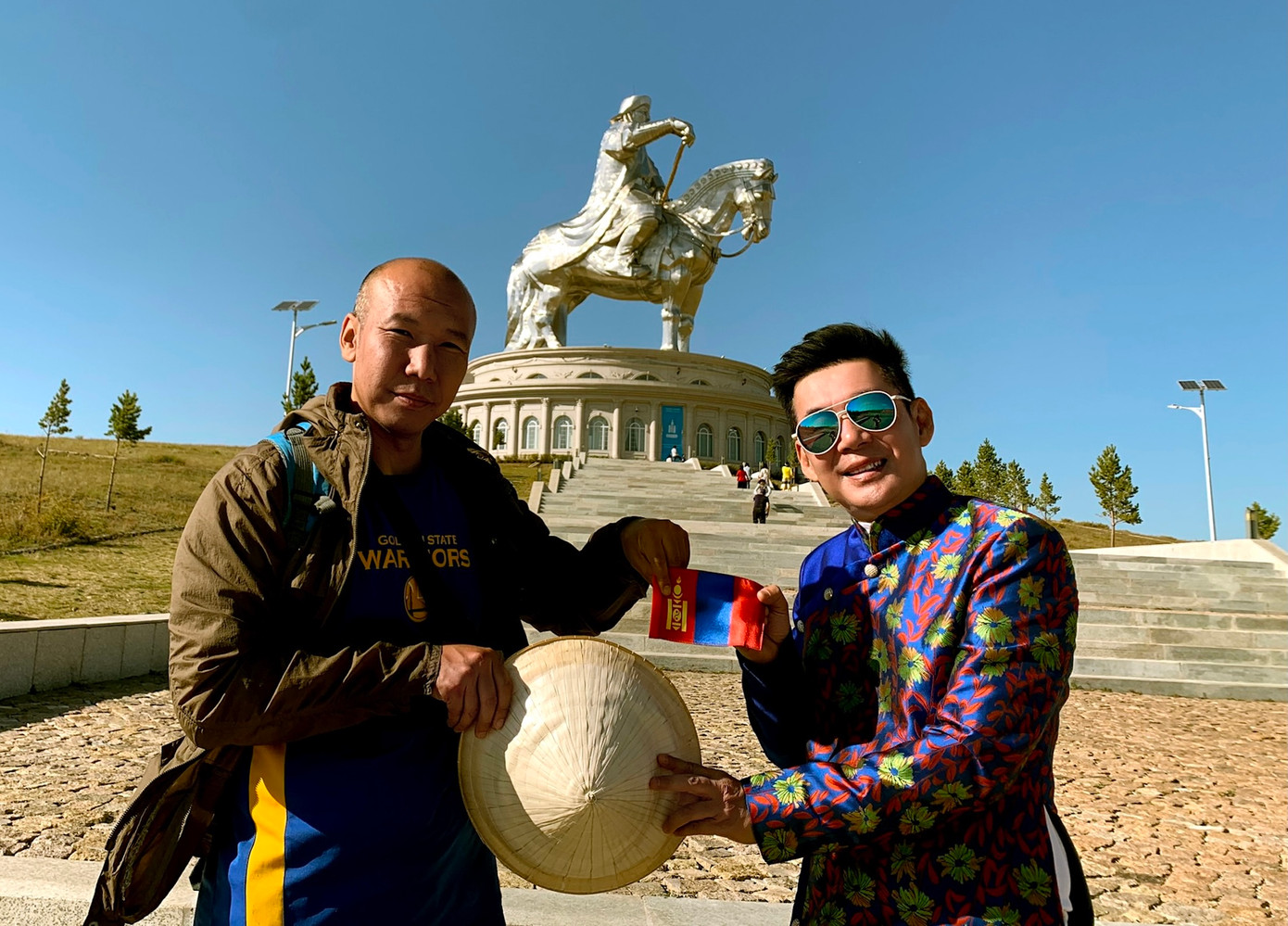 Ca sĩ Đoan Trường trong tà áo dài tặng nón lá cho một người bản xứ Mông Cổ.