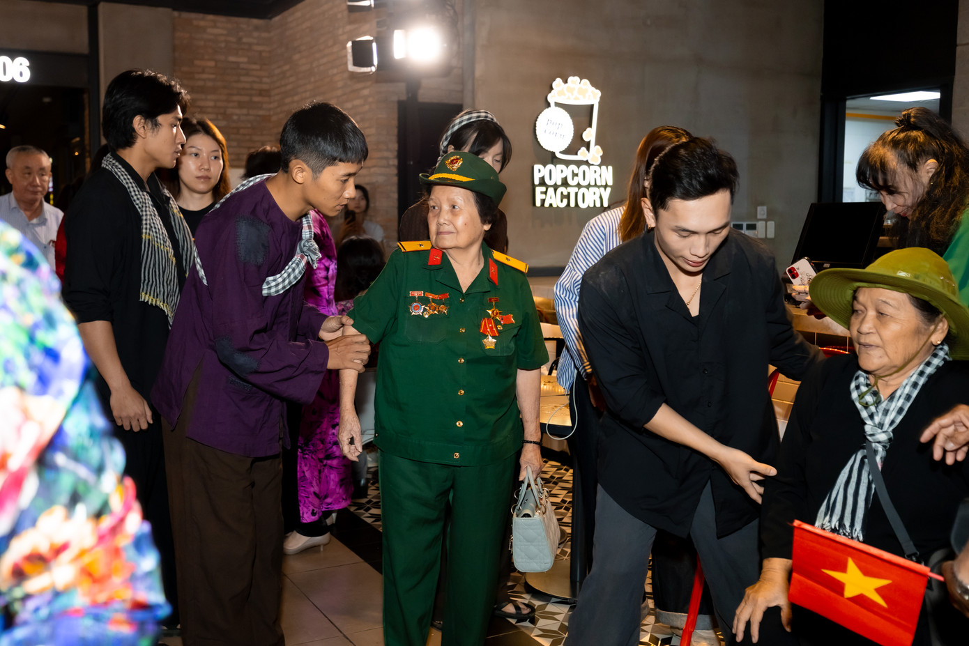 Đoàn làm phim mời các du kích địa đạo lão thành tới dự buổi chiếu tri ân tại Củ Chi, ngày 10/4 Đoàn làm phim mời các du kích địa đạo lão thành tới dự buổi chiếu tri ân tại Củ Chi, ngày 10/4