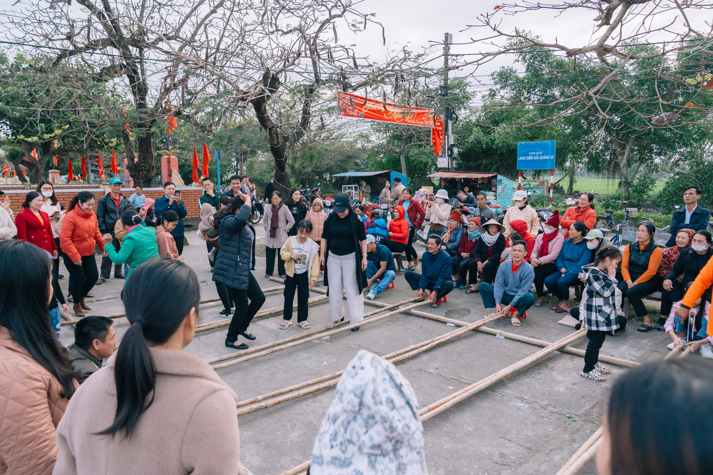 Nhảy sạp là trò chơi thu hút nhiều người tham gia