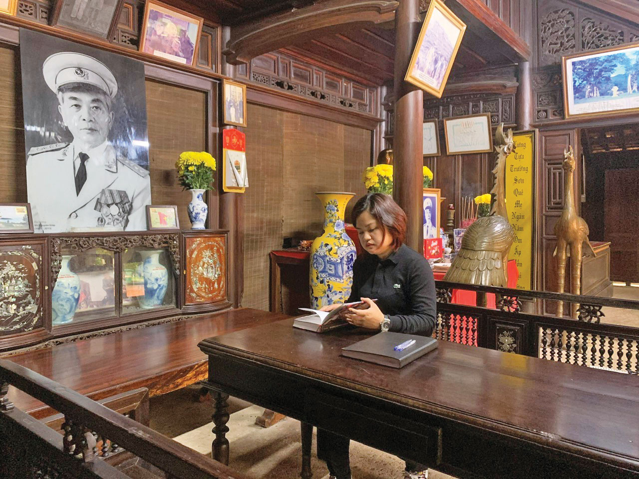 Thạc sỹ Nguyễn Thị Minh Châu trong một lần về quê của Đại tướng ở làng An xá, xã Lộc Thủy, huyện Lệ Thủy để thu thập tài liệu