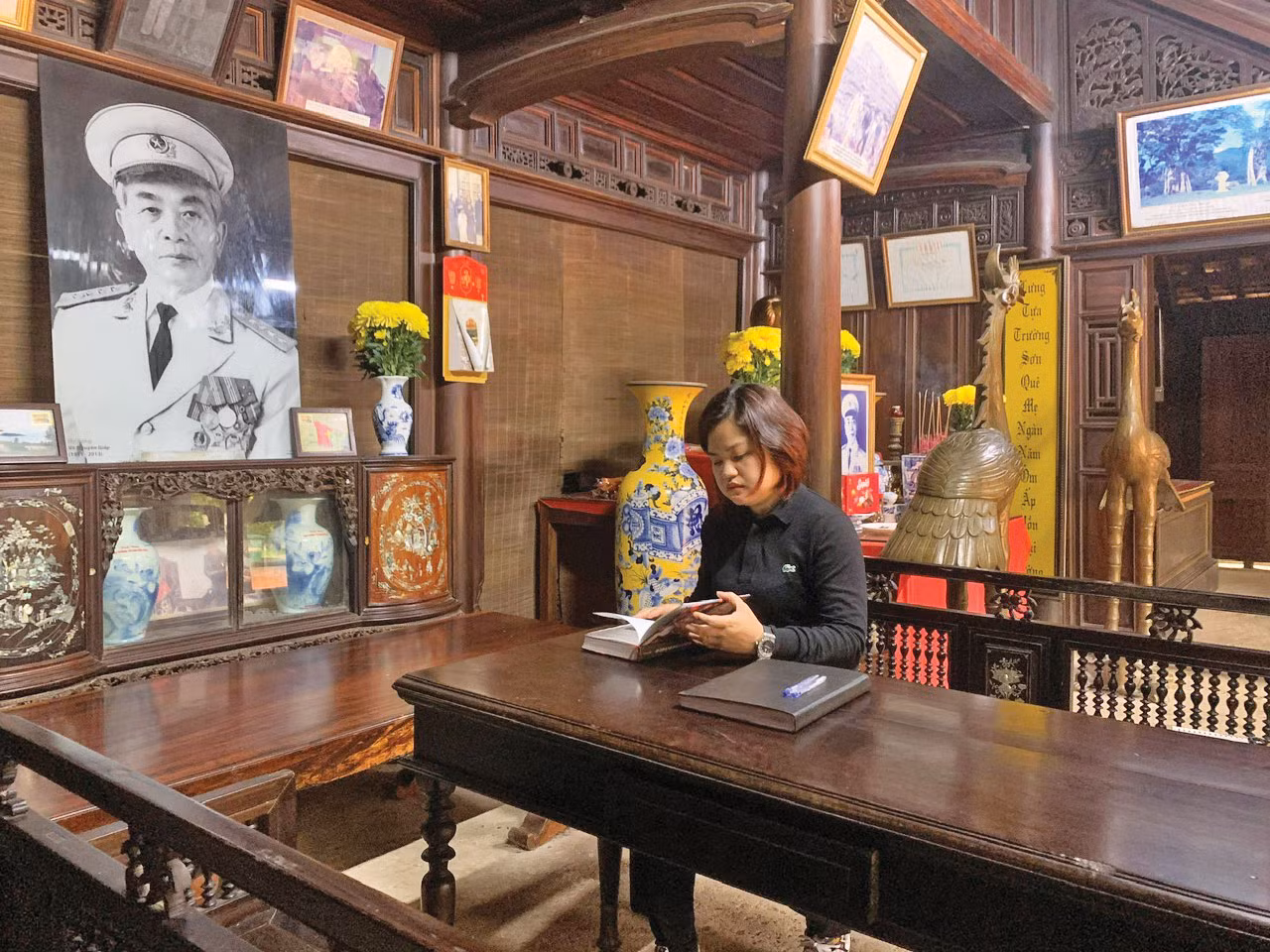 Thạc sỹ Nguyễn Thị Minh Châu trong một lần về quê của Đại tướng ở làng An xá, xã Lộc Thủy, huyện Lệ Thủy để thu thập tài liệu Thạc sỹ Nguyễn Thị Minh Châu trong một lần về quê của Đại tướng ở làng An xá, xã Lộc Thủy, huyện Lệ Thủy để thu thập tài liệu