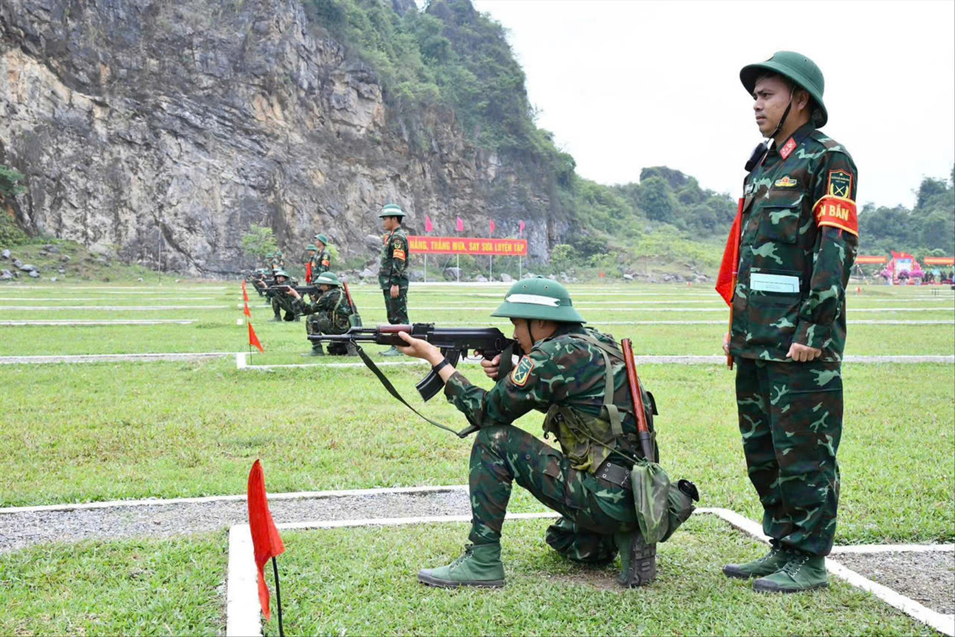 Chiến sĩ mới ở Sư đoàn 324 thực hành bắn súng AK trong tư thế quỳ bắn Chiến sĩ mới ở Sư đoàn 324 thực hành bắn súng AK trong tư thế quỳ bắn