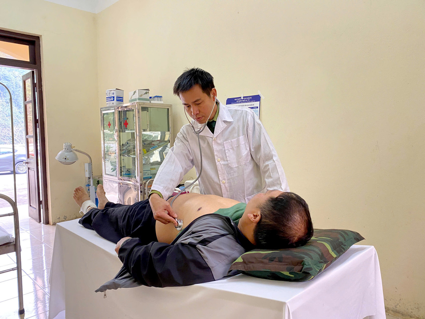 Thiếu tá QNCN Nguyễn Văn Tuyên khám cho đồng bào trên địa bàn đóng quân đến khám bệnh tại Bệnh xá đơn vị Thiếu tá QNCN Nguyễn Văn Tuyên khám cho đồng bào trên địa bàn đóng quân đến khám bệnh tại Bệnh xá đơn vị