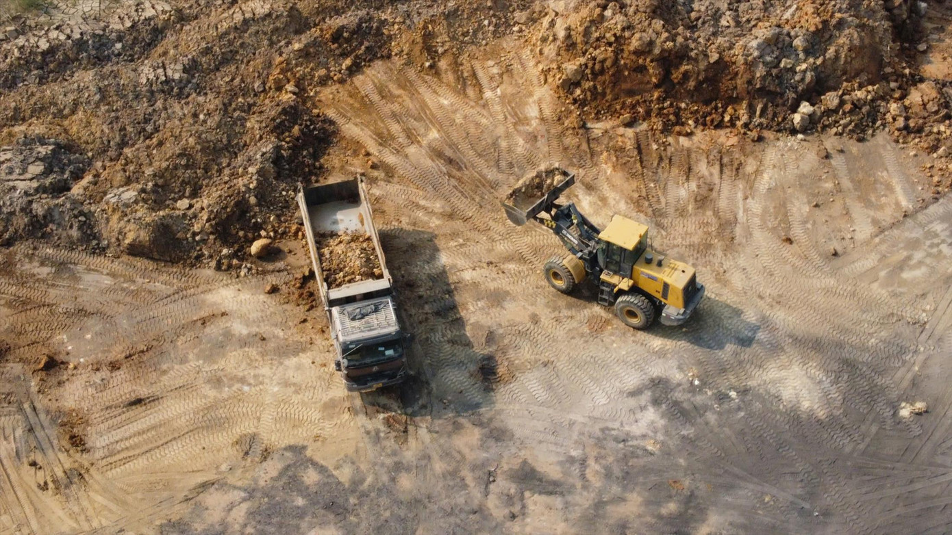 Bãi trung chuyển vật liệu Giang Linh hoạt động tấp nập bất chấp “lệnh” đình chỉ