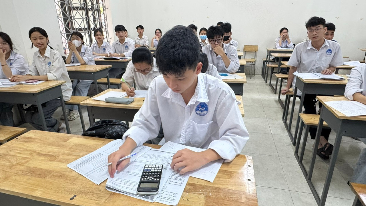 Học sinh Trường THPT Việt Yên số 2 (Bắc Giang) tranh thủ ôn thi những buổi cuối. Ảnh: NGHIÊM HUÊ