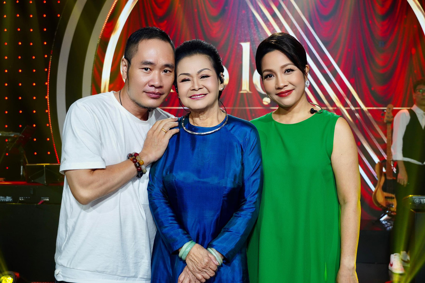 Nhà báo Nguyễn Mạnh Hà chụp cùng 2 danh ca Khánh Ly và Mỹ Linh trong hậu trường một chương trình ca nhạc. Ảnh: NVCC
