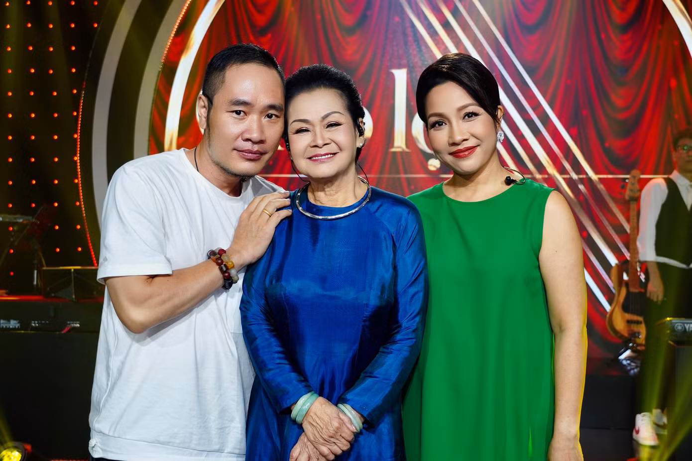Nhà báo Nguyễn Mạnh Hà chụp cùng 2 danh ca Khánh Ly và Mỹ Linh trong hậu trường một chương trình ca nhạc. Ảnh: NVCC
